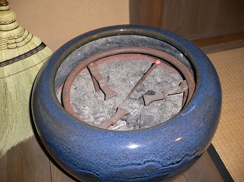 火鉢の中の五徳　里のいえにあります