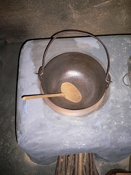 鍋と杓子　これを頭にかぶります