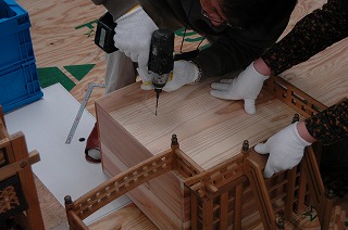 御殿の台の穴あけ作業