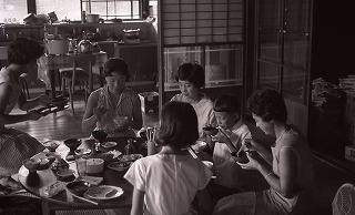 ちゃぶ台で食事（昭和38年）