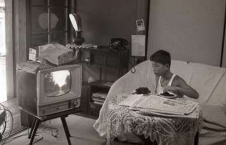 テレビを見る子ども(昭和36年)