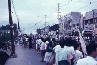 テレビ中継される聖火（昭和３９年）