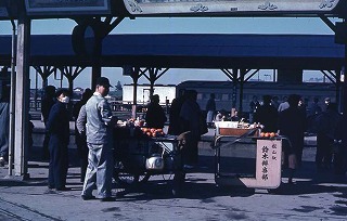 松山駅の駅弁屋さん（昭和３６年）