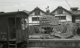 内子駅の木炭(昭和39年)