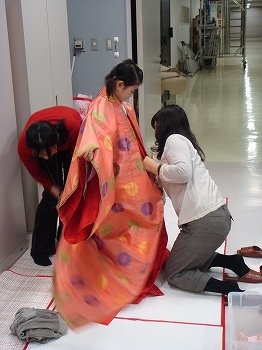 袿袴姿に変身中