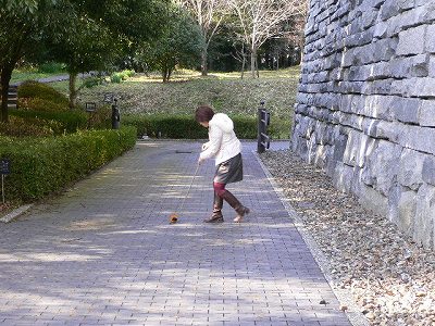 道幅を測る野村アナウンサー