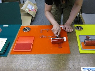 赤色を摺ります