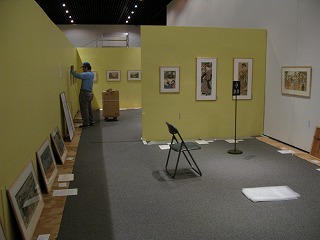 作業が進む展示室