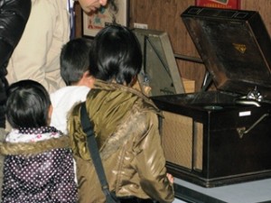 chikuonki-2 蓄音機の周りに集まる子どもたち