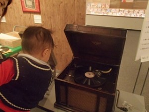 chikuonki-3 蓄音機から音楽が流れる