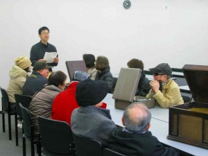 蓄音機に触れる参加者