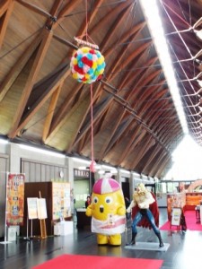 200万人目の入館者を待つはに坊とタイガーマスク