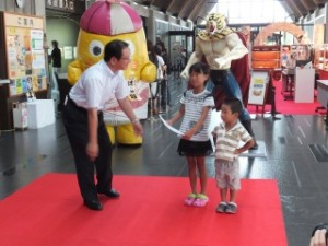 館長から認定証が贈られました。