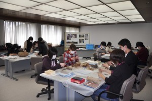 愛媛大学日本史研究室の胡ゼミ生による整理作業の様子