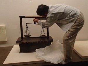 展示替えの作業風景