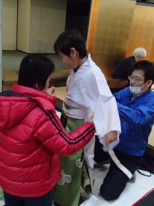 打掛・直垂着付けの様子（１）